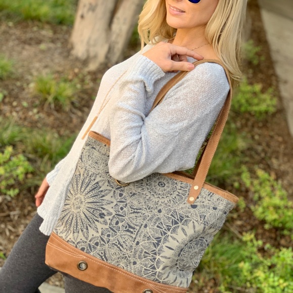 ✨RESTOCKED✨OBJET D'ART LEATHER STRIP TOTE BAG - Picture 6 of 8